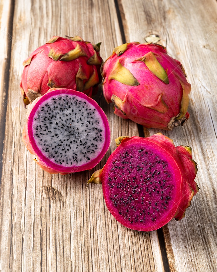 Pitayas ou frutas do dragão sobre fundo de madeira