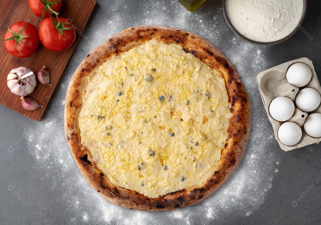 Pizza de quatro queijos com tomate ovos e farinha sobre fundo de pedra