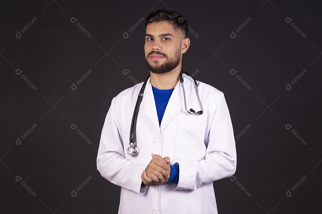 Homem jovem médico sobre fundo isolado