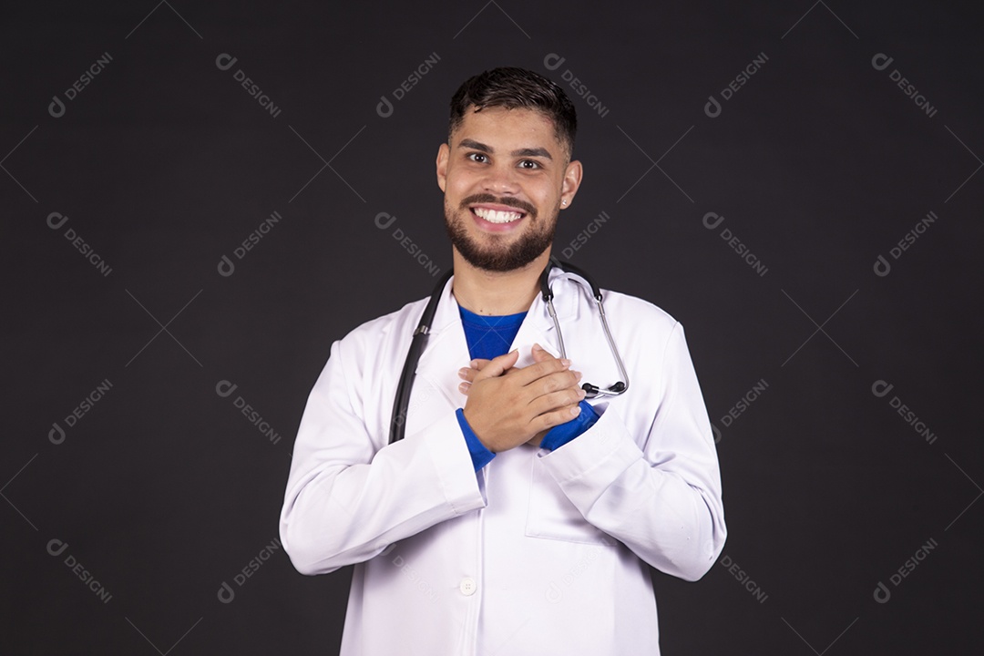 Homem jovem médico sobre fundo isolado