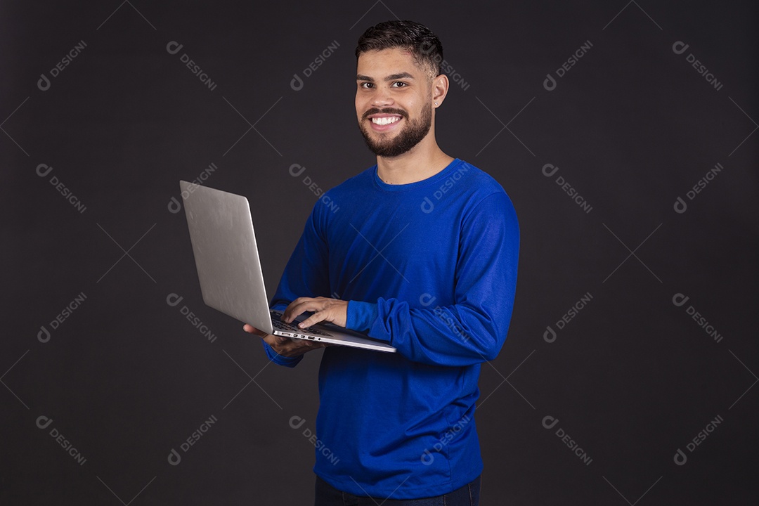 Homem jovem garoto barbudo sobre fundo isolado segurando notebook