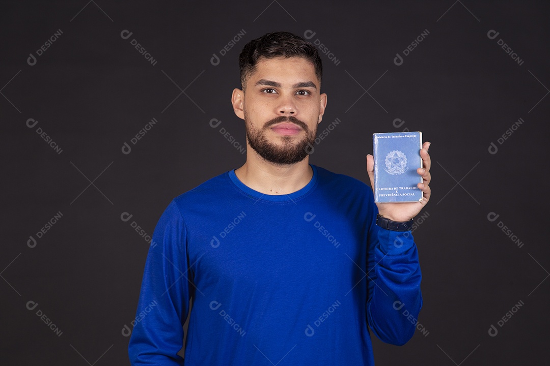 Homem jovem garoto barbudo sobre fundo isolado segurando carteira de trabalho