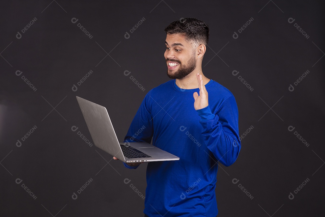 Homem jovem garoto barbudo sobre fundo isolado segurando notebook
