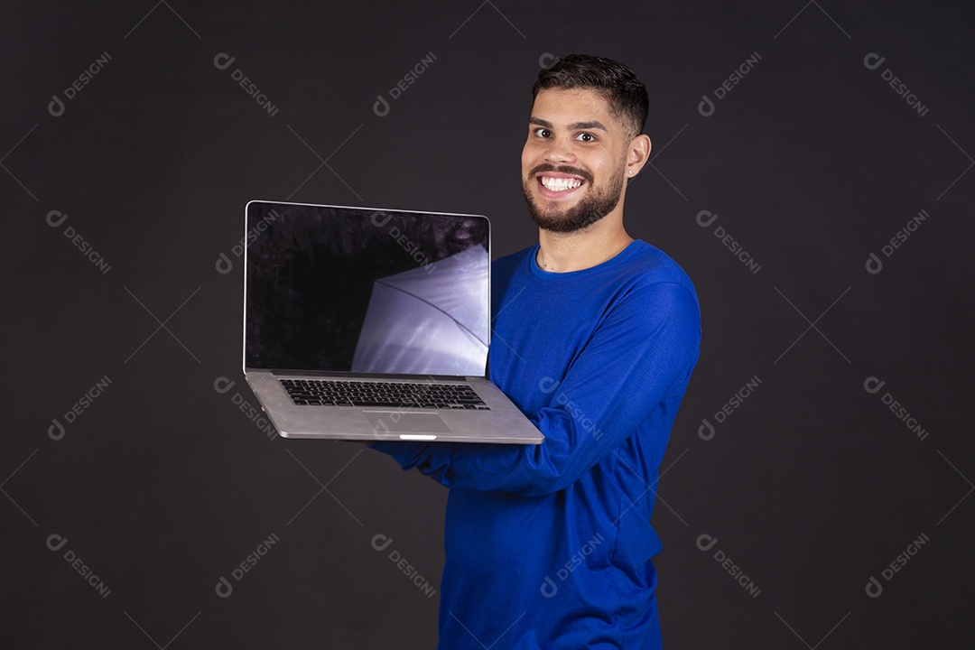 Homem jovem garoto barbudo sobre fundo isolado segurando notebook