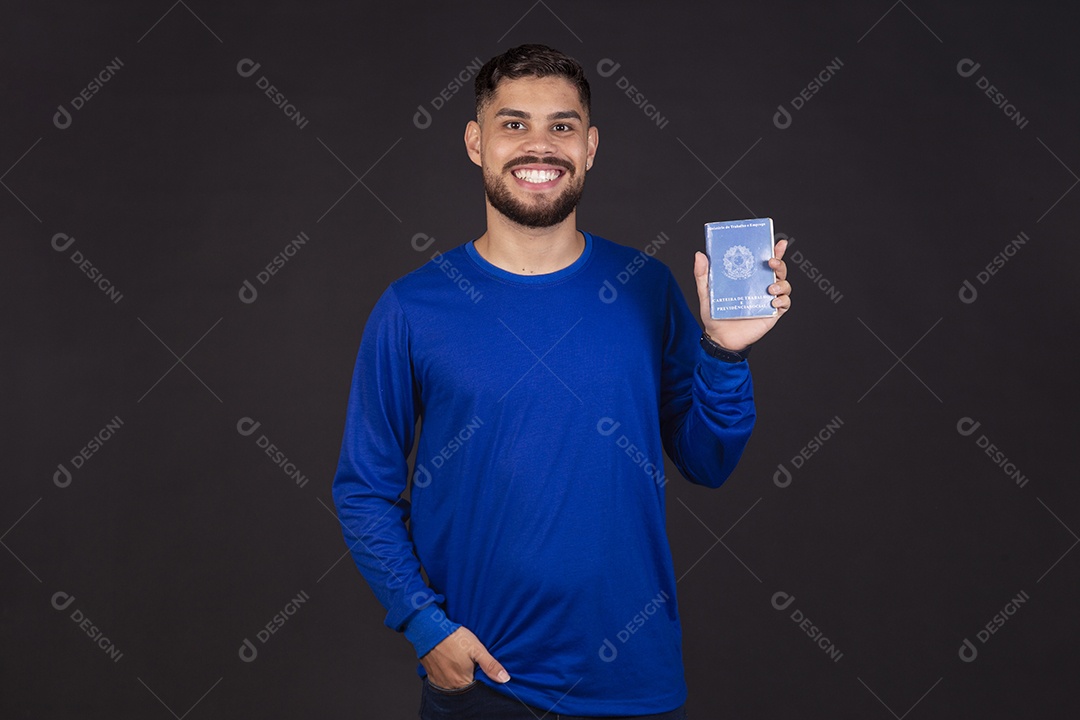 Homem jovem garoto barbudo sobre fundo isolado segurando carteira de trabalho