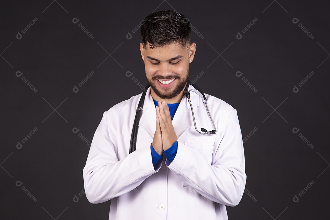 Homem jovem garoto barbudo médico sobre fundo isolado