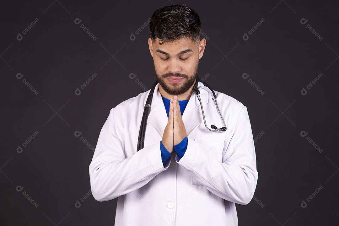 Homem jovem médico usando jaleco branco fundo isolado