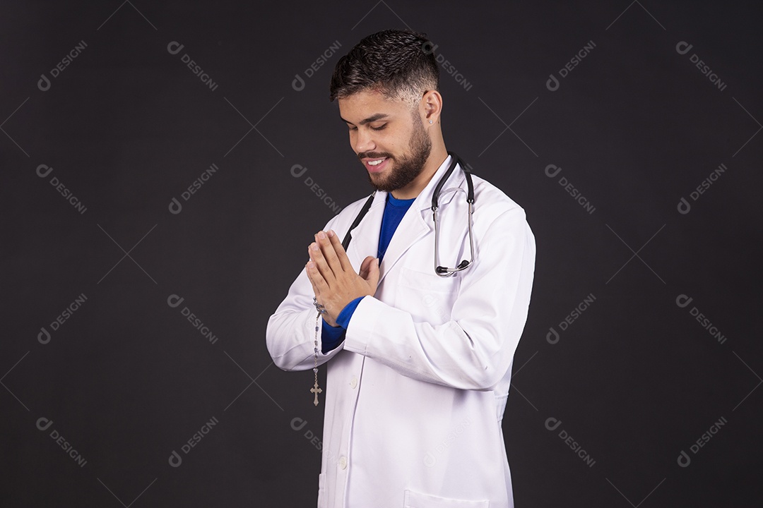 Homem jovem médico usando jaleco branco fundo isolado