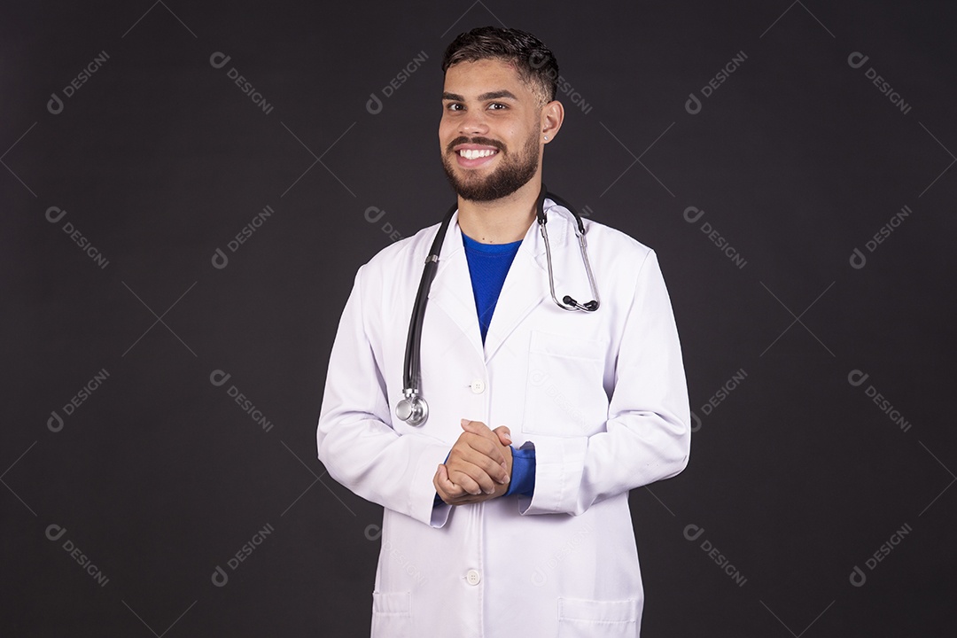 Homem jovem médico usando jaleco branco fundo isolado