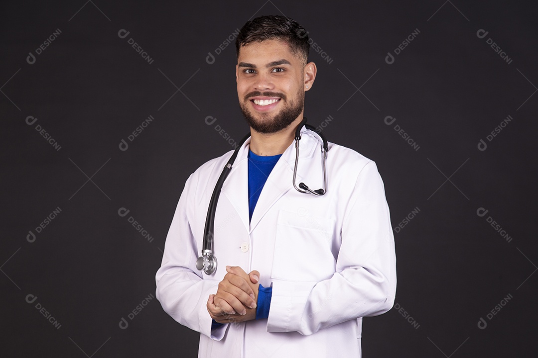 Homem jovem médico usando jaleco branco fundo isolado