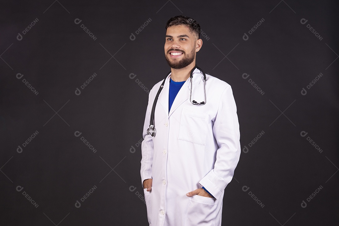 Homem jovem médico usando jaleco branco fundo isolado