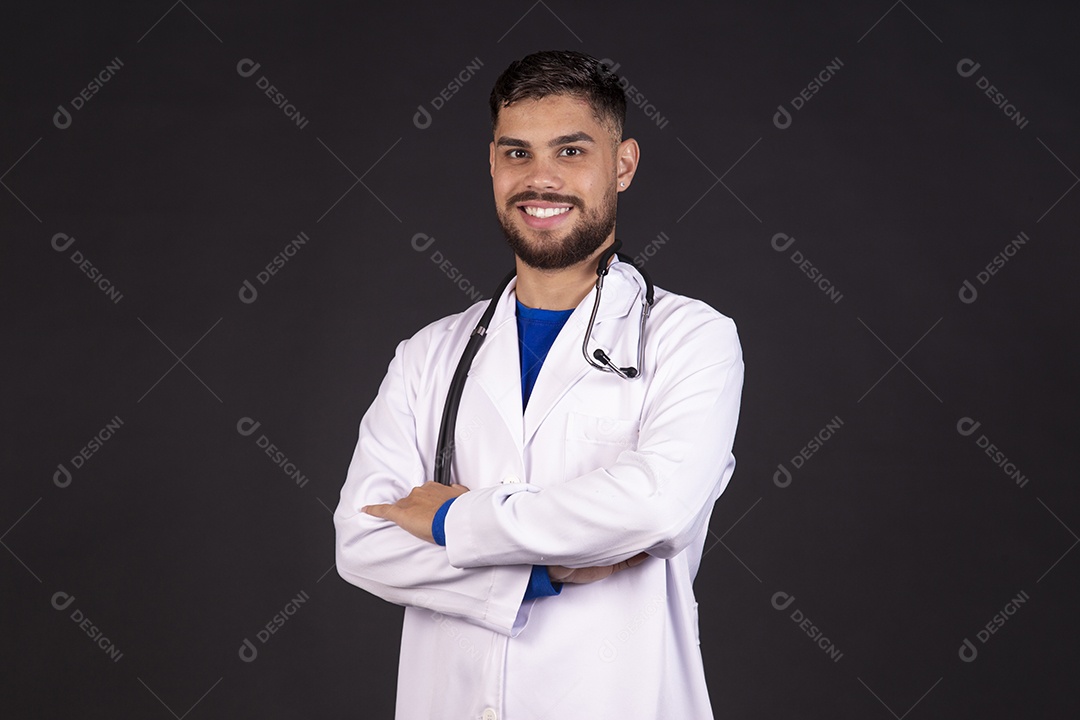 Homem jovem médico usando jaleco branco fundo isolado