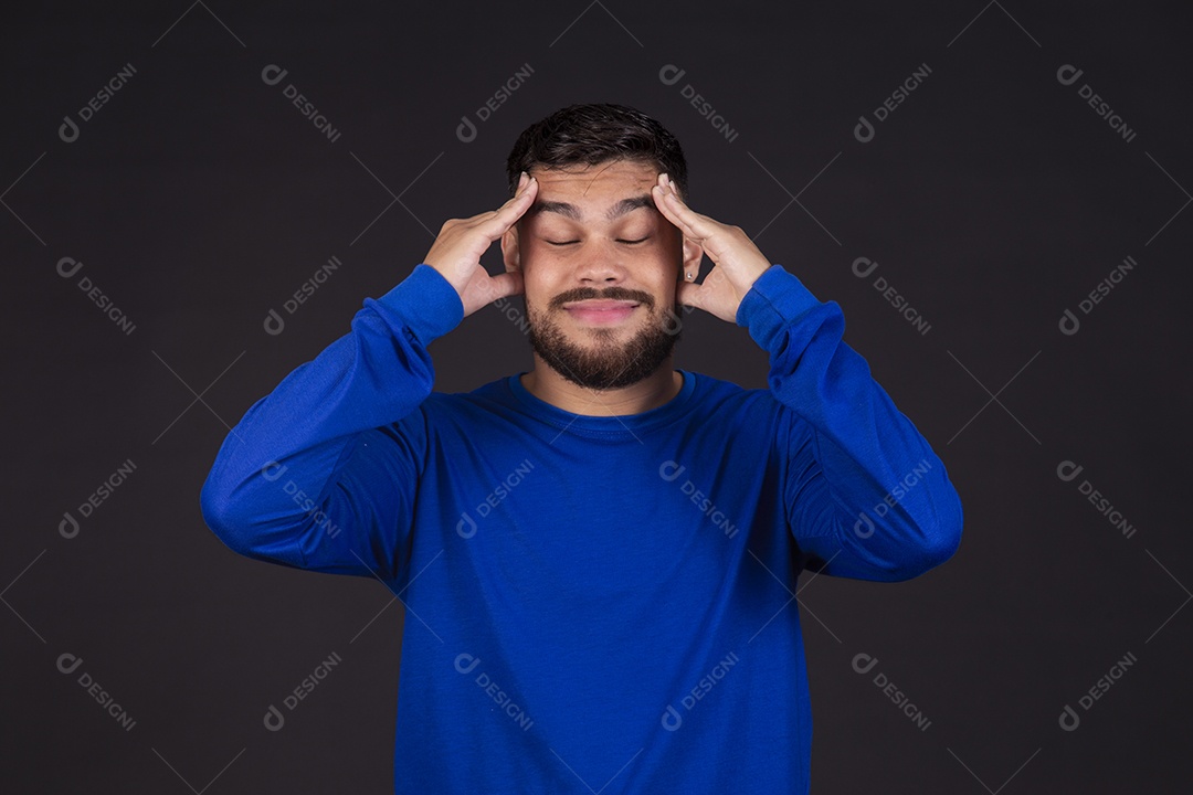 Homem jovem garoto barbudo sobre fundo isolado