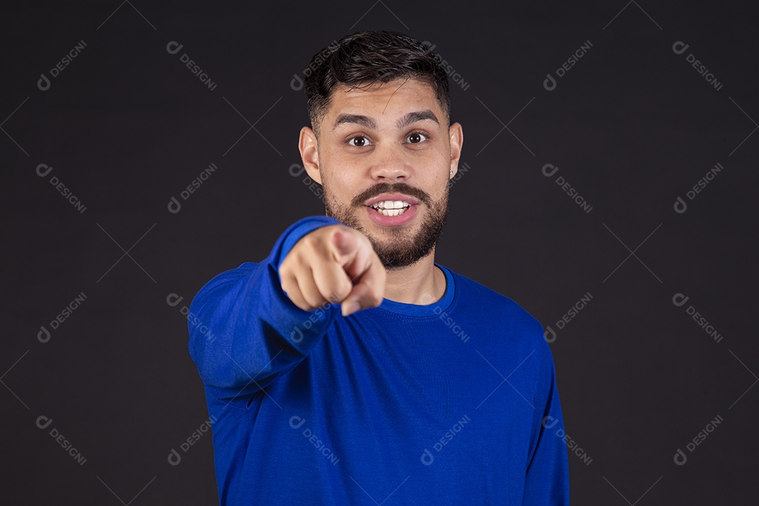 Homem jovem garoto barbudo sobre fundo isolado