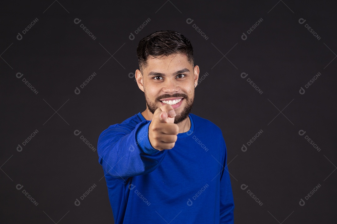 Homem jovem garoto barbudo sobre fundo isolado
