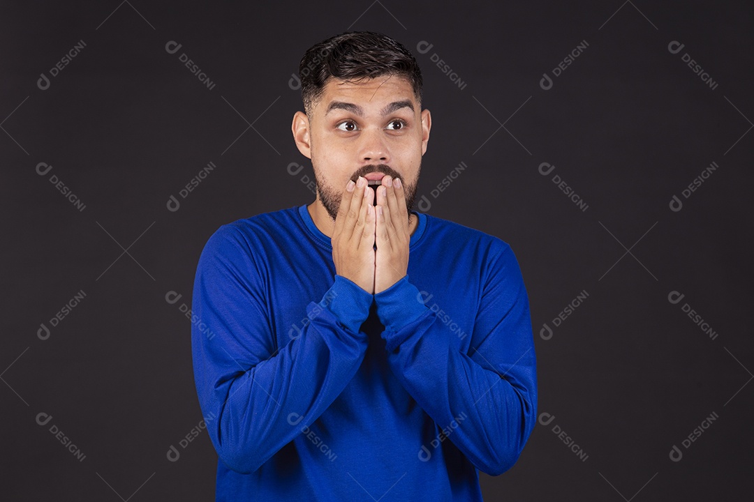 Homem jovem garoto barbudo sobre fundo isolado