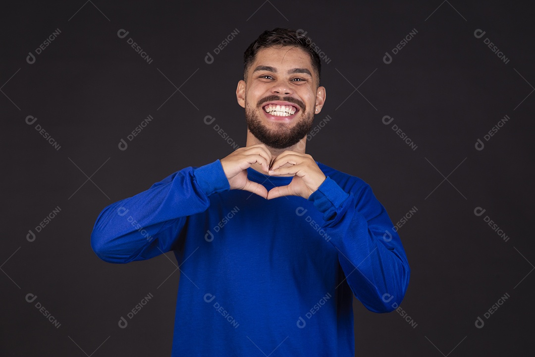 Homem jovem garoto barbudo sobre fundo isolado