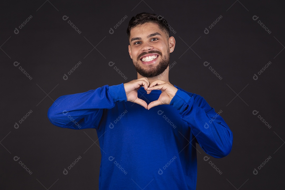 Homem jovem garoto barbudo sobre fundo isolado