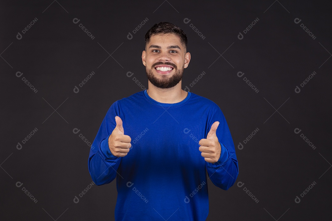 Homem jovem garoto barbudo sobre fundo isolado