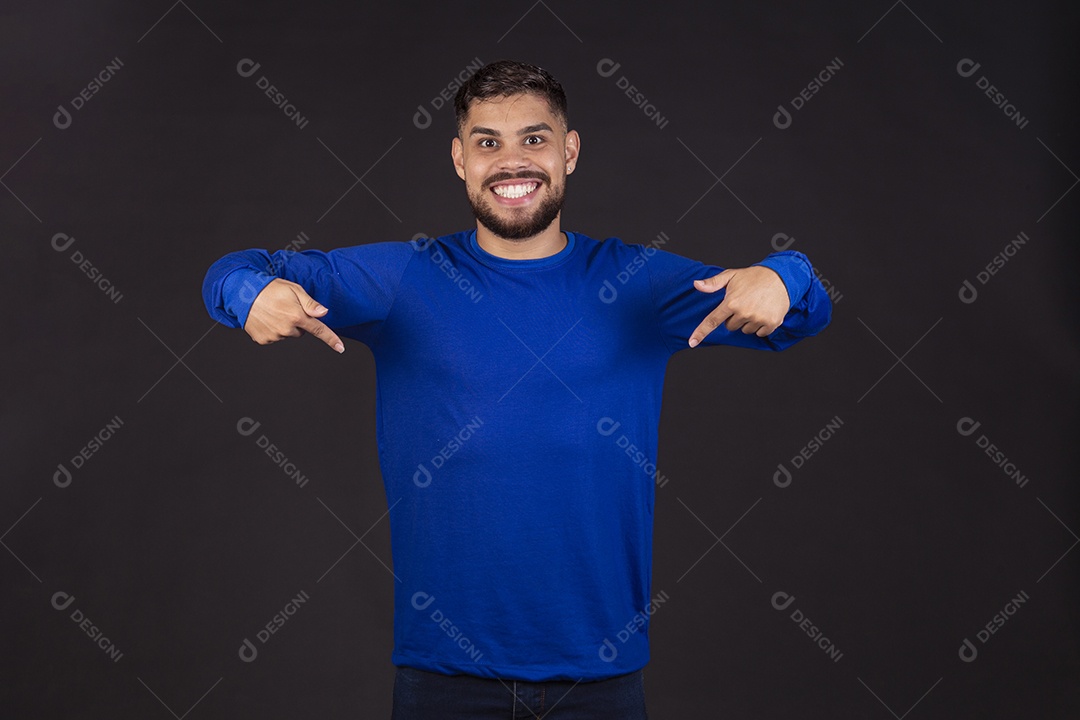 Homem jovem garoto barbudo sobre fundo isolado