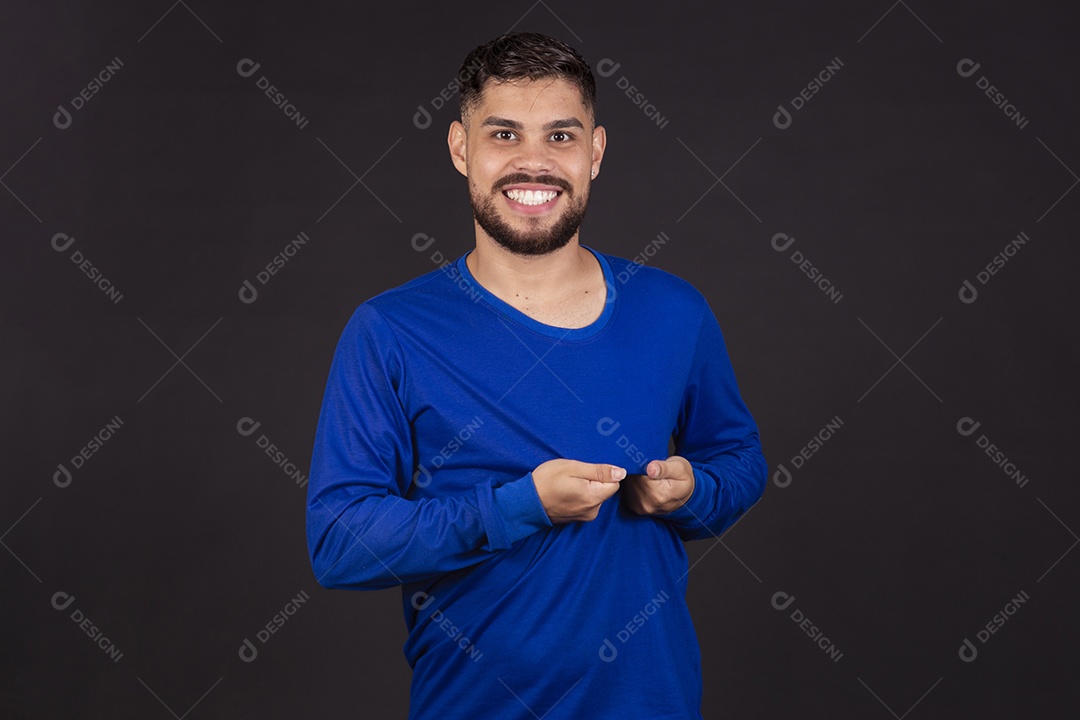 Homem jovem garoto barbudo sobre fundo isolado