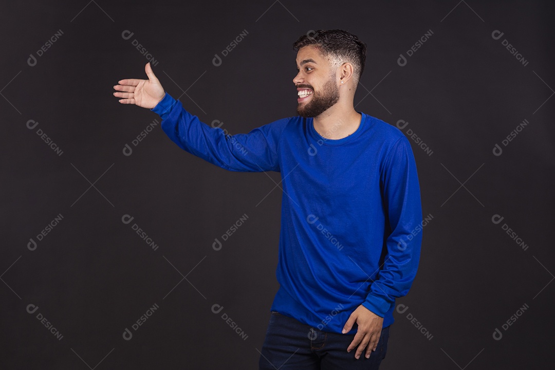 Homem jovem garoto barbudo sobre fundo isolado