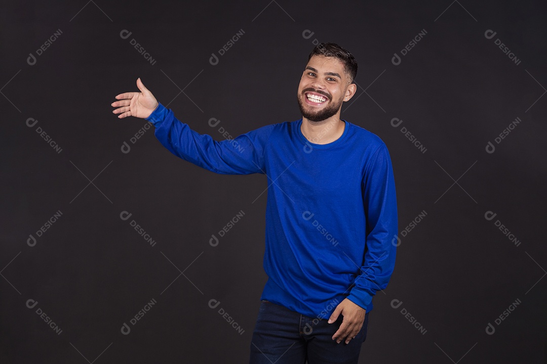 Homem jovem garoto barbudo sobre fundo isolado