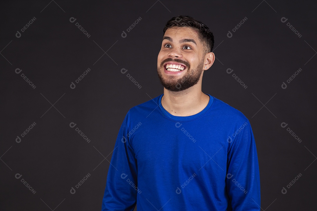 Homem jovem garoto barbudo sobre fundo isolado
