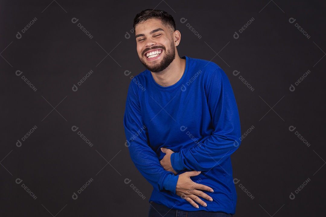 Homem jovem garoto barbudo sobre fundo isolado