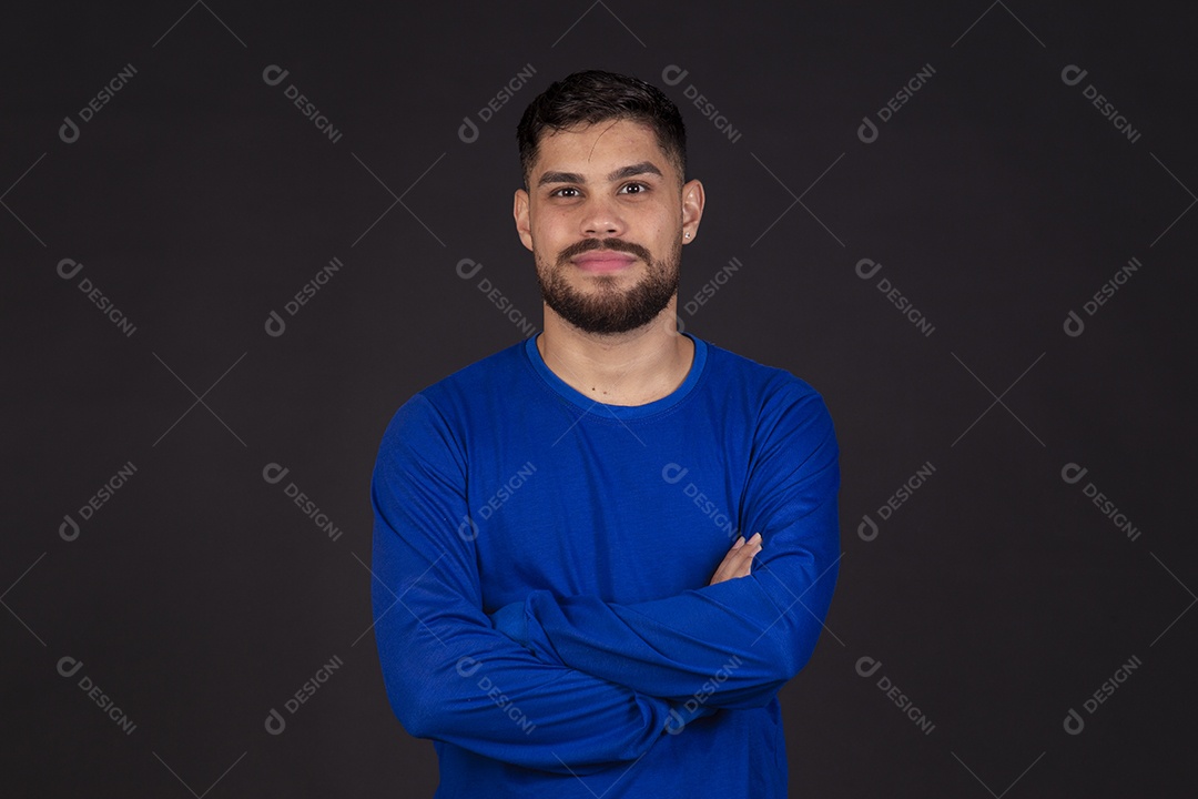 Homem jovem garoto barbudo sobre fundo isolado