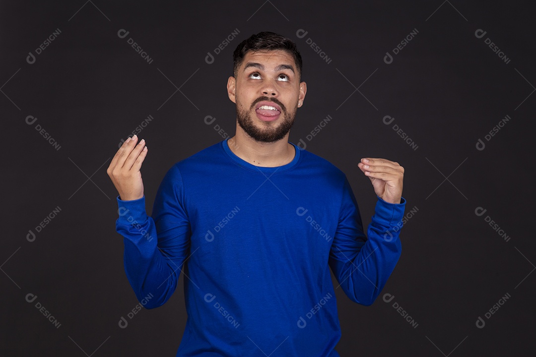 Homem jovem garoto barbudo sobre fundo isolado