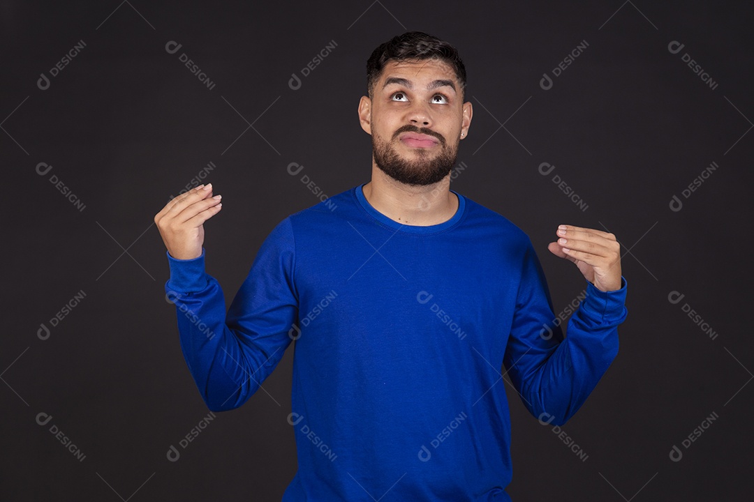 Homem jovem garoto barbudo sobre fundo isolado