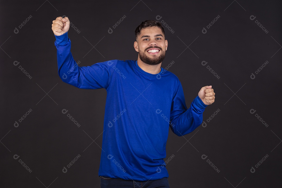 Homem jovem garoto barbudo sobre fundo isolado