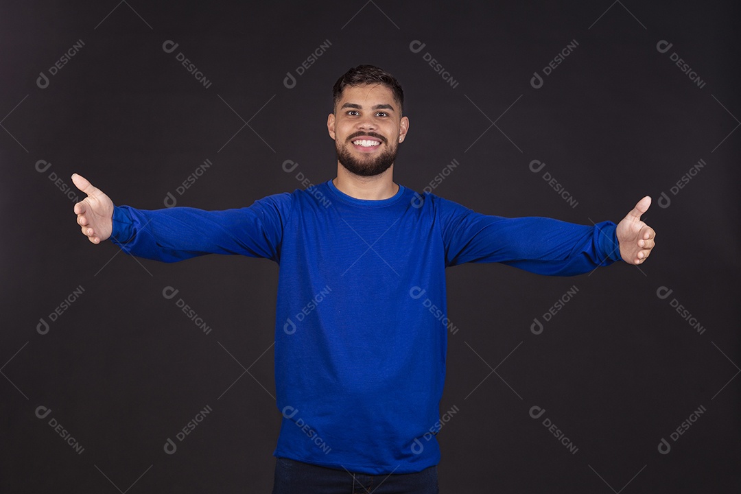 Homem jovem garoto barbudo sobre fundo isolado