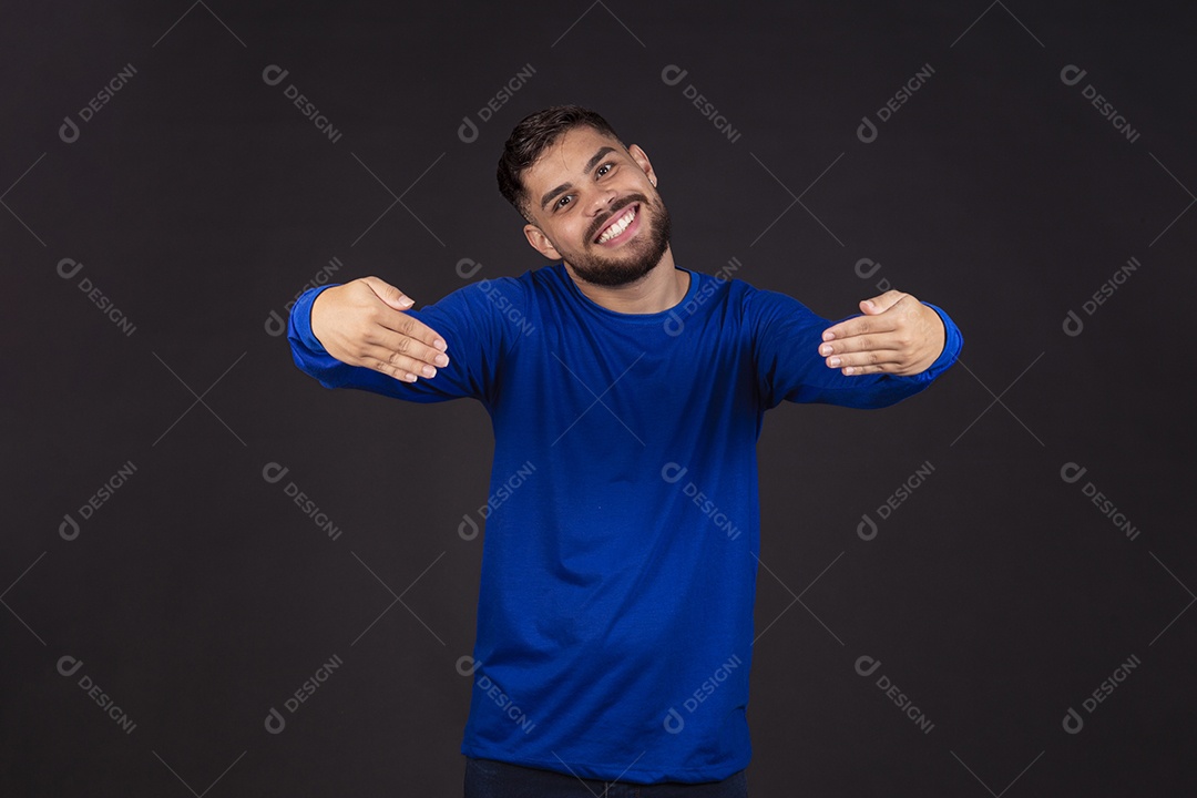 Homem jovem garoto barbudo sobre fundo isolado