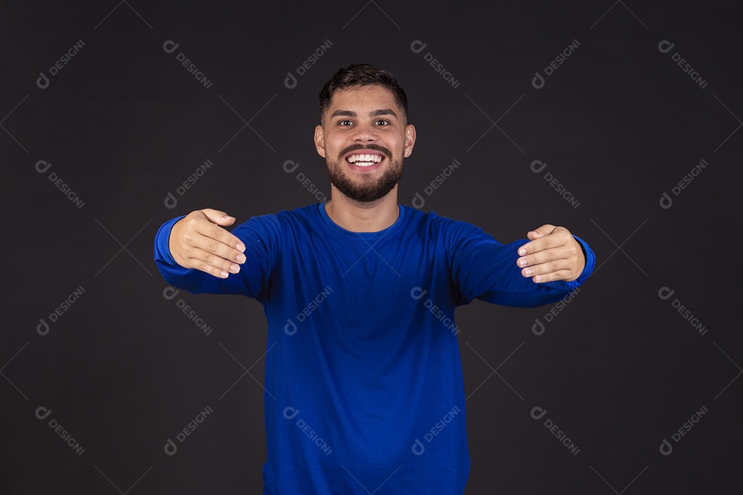 Homem jovem garoto barbudo sobre fundo isolado