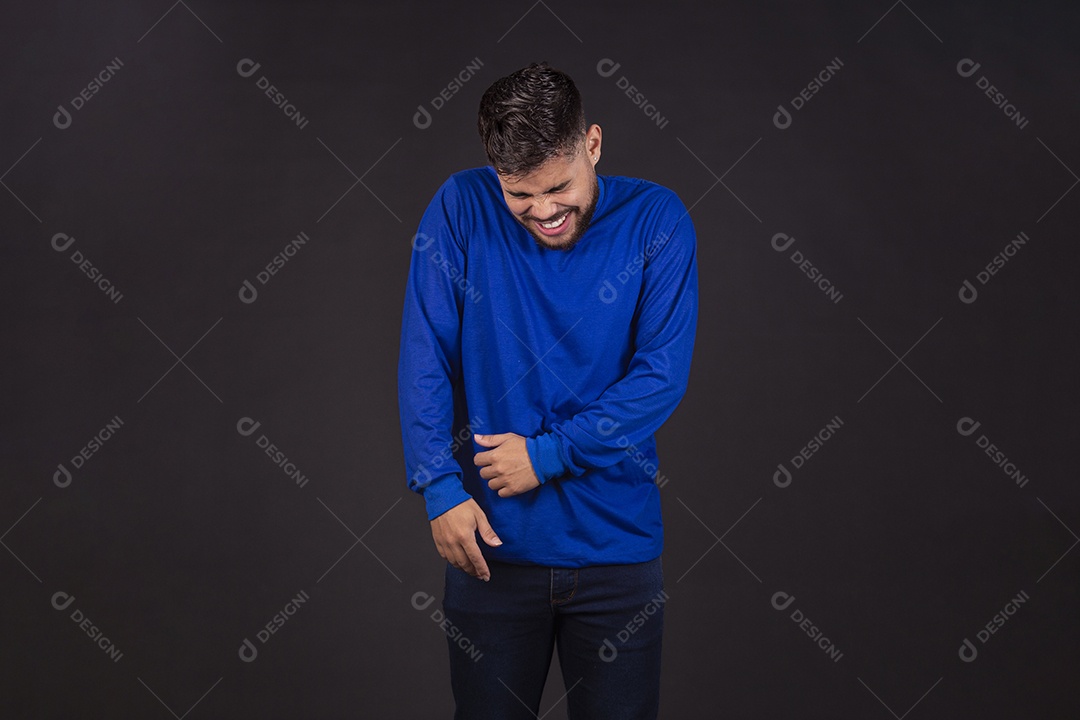 Homem jovem garoto barbudo sobre fundo isolado