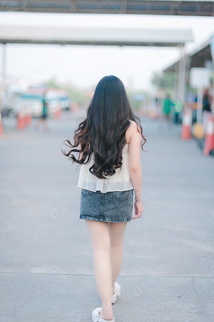 Linda mulher jovem sobre fundo desfocado