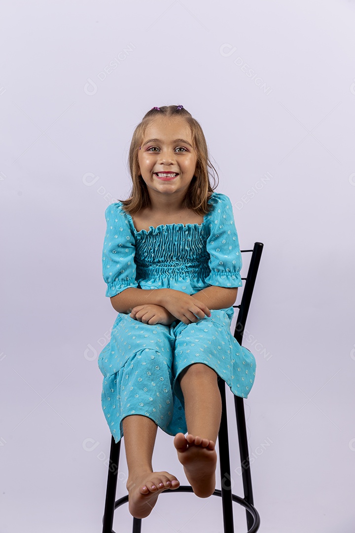 Linda garota sobre fundo isolado branco