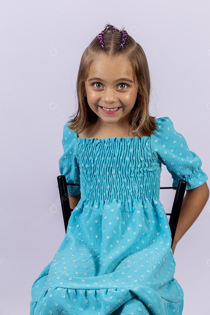 Linda garota sobre fundo isolado branco