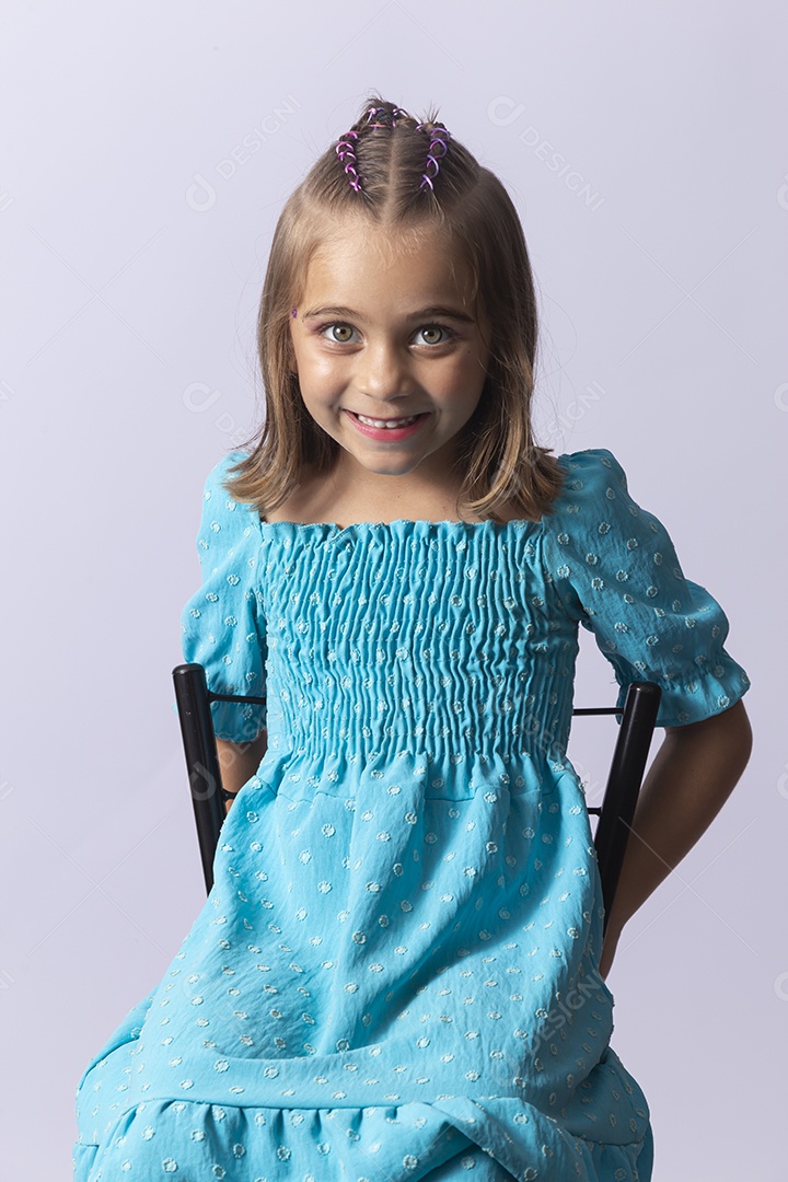 Linda garota sobre fundo isolado branco