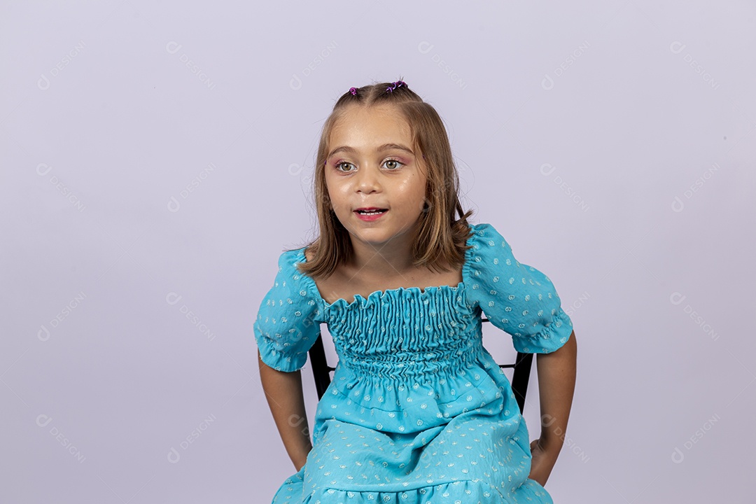 Linda garota sobre fundo isolado branco
