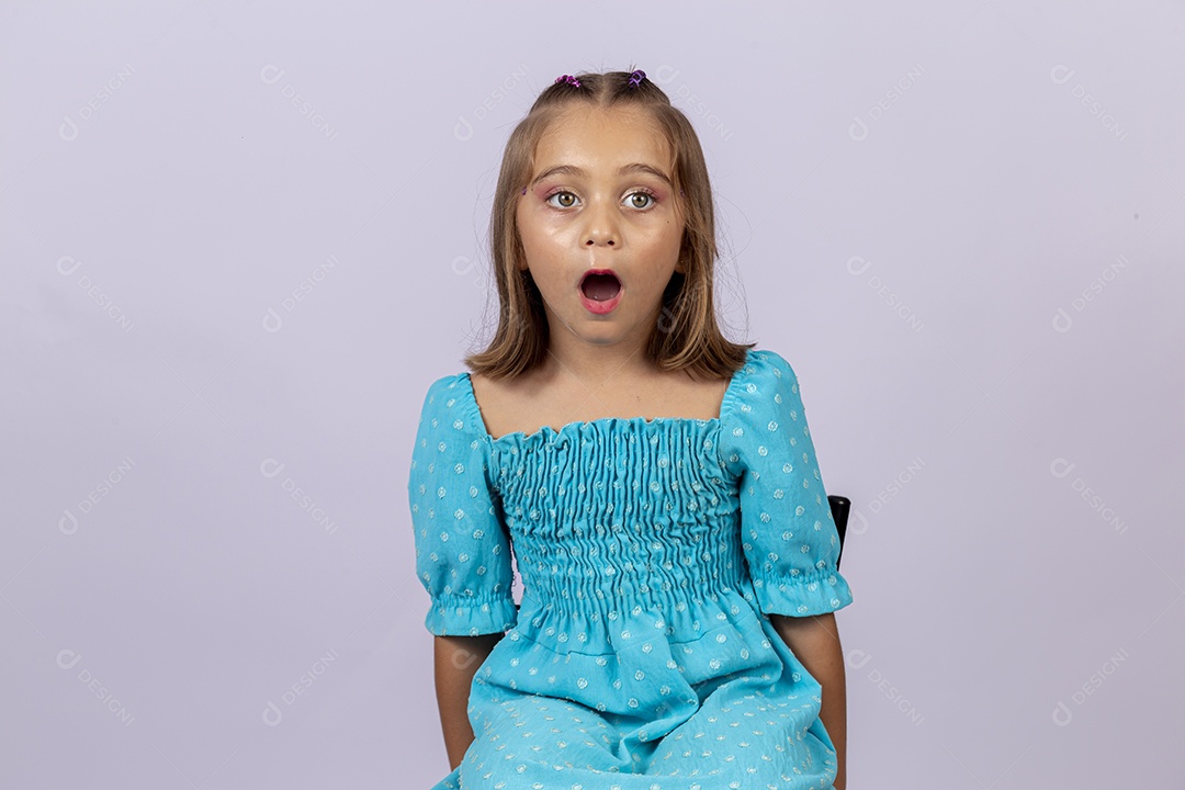 Linda garota sobre fundo isolado branco