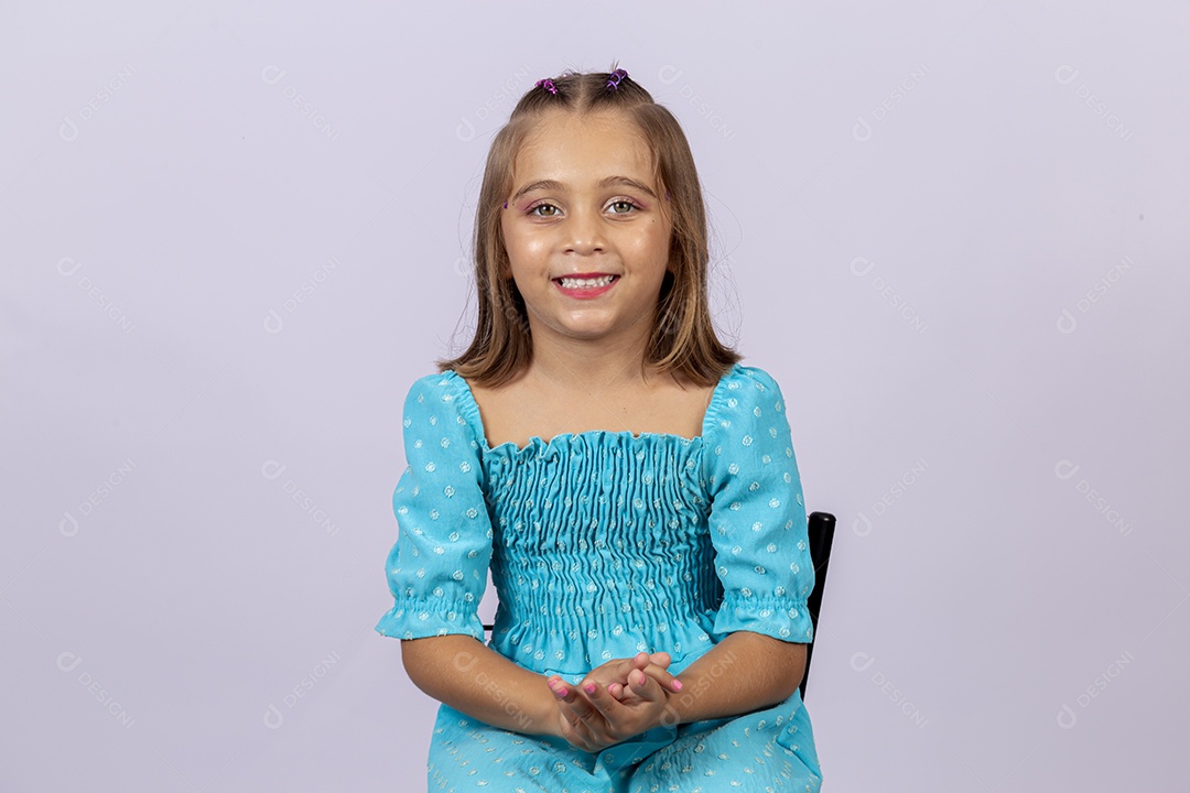 Linda garota sobre fundo isolado branco