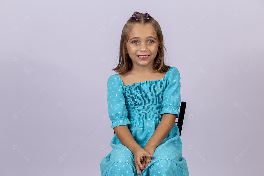 Linda garota sobre fundo isolado branco