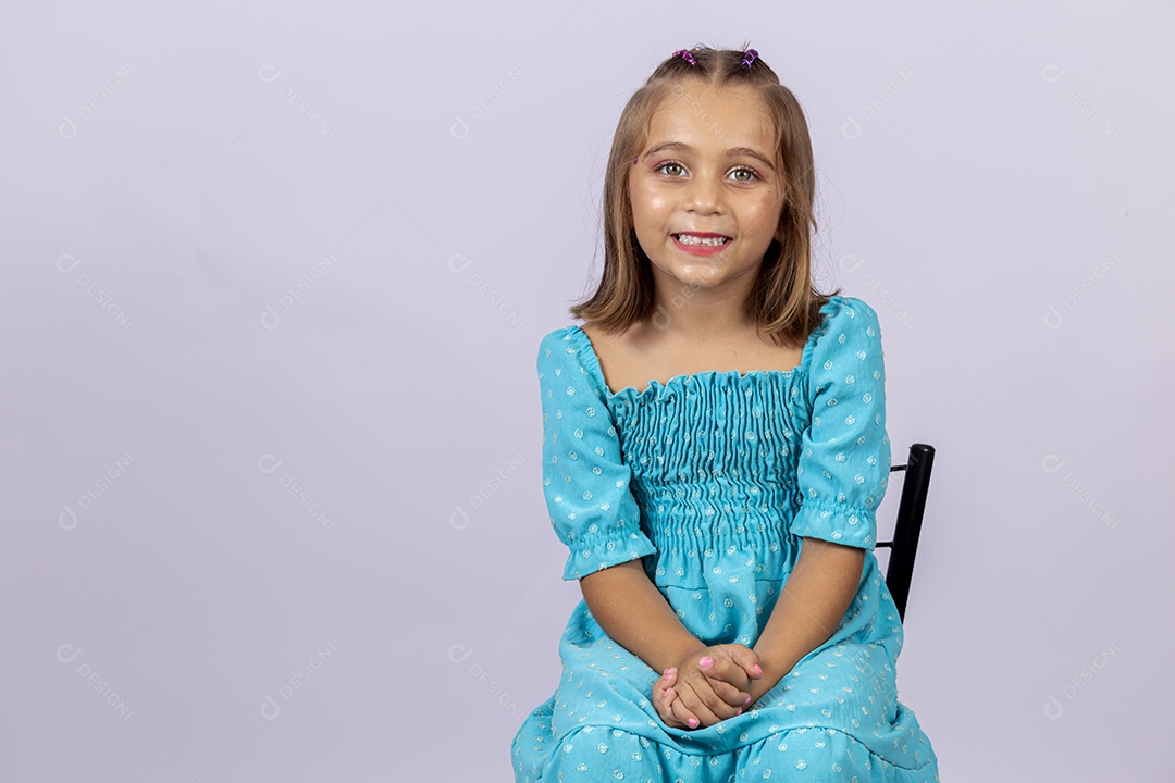 Linda garota sobre fundo isolado branco