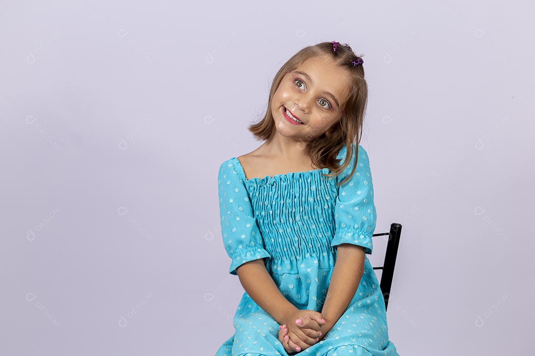 Linda garota sobre fundo isolado branco