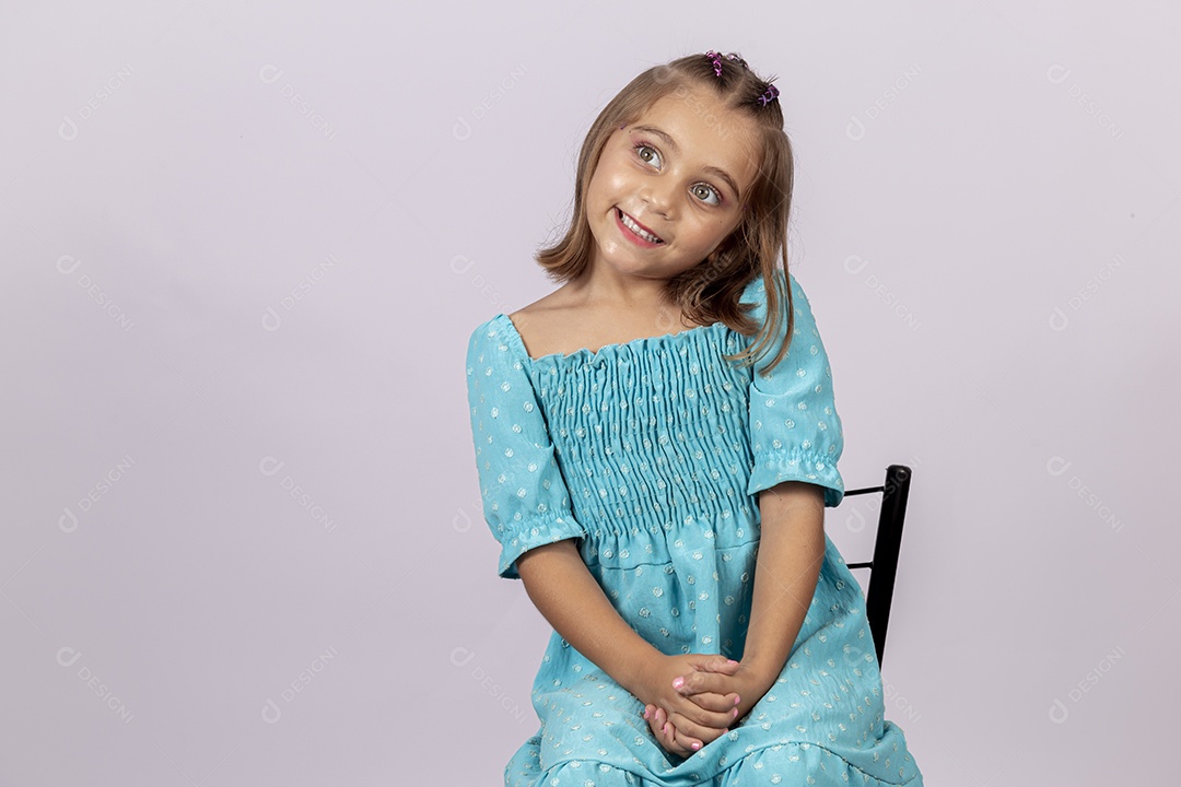 Linda garota sobre fundo isolado branco