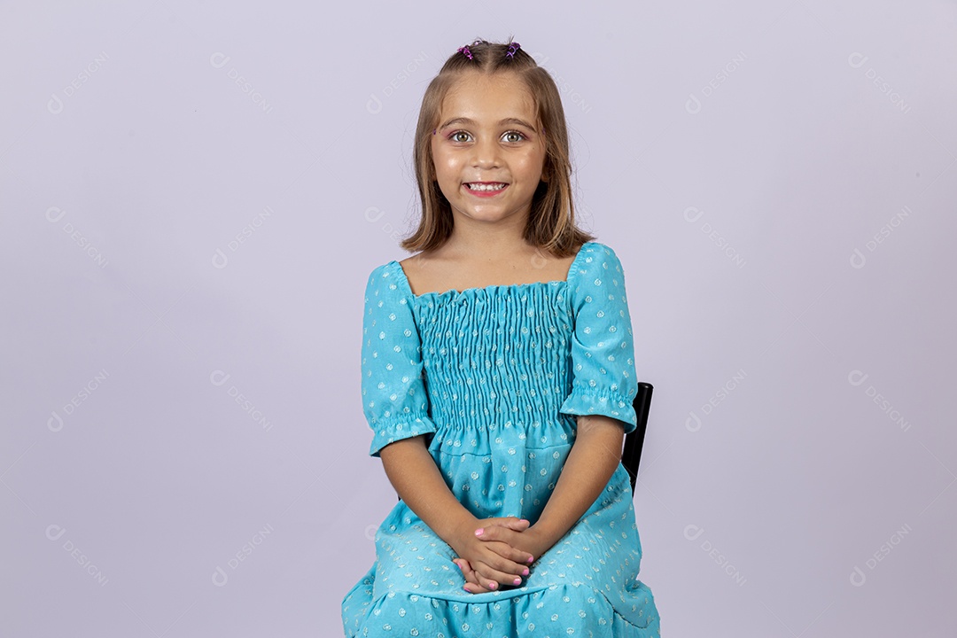 Linda garota sobre fundo isolado branco
