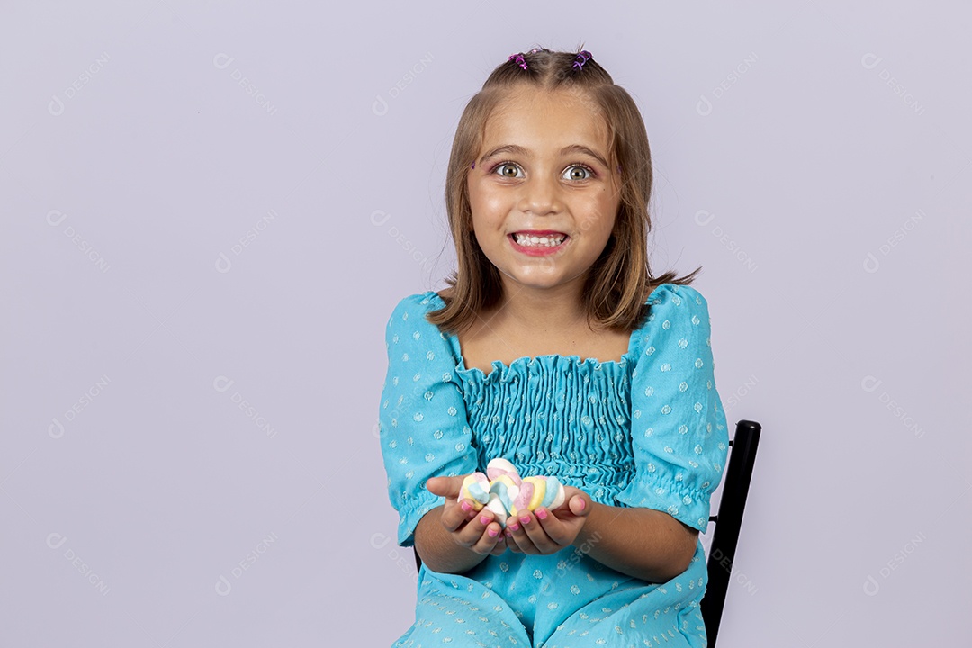 Linda garota sobre fundo isolado branco